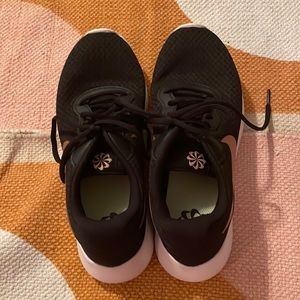 nike tanjun only tried on and wore to a store 😂😂.